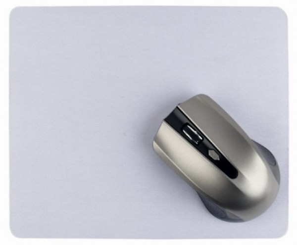 Za prave igrace!Savršena za laserski i opticki miš za igreZanimljivo je odštampati vašu prilagodenu slikuPrakticna kompaktna površina 250x210mmPovršinski materijal odgovara za tacnu i glatku kontroluPodloga za miša od gume koja sprecava klizanjeMaterijal: pena od prirodne gume + tkaninaVelicina: Mala (250 x 210 mm)Debljina: 3mmBela bojaTežina: 90??g